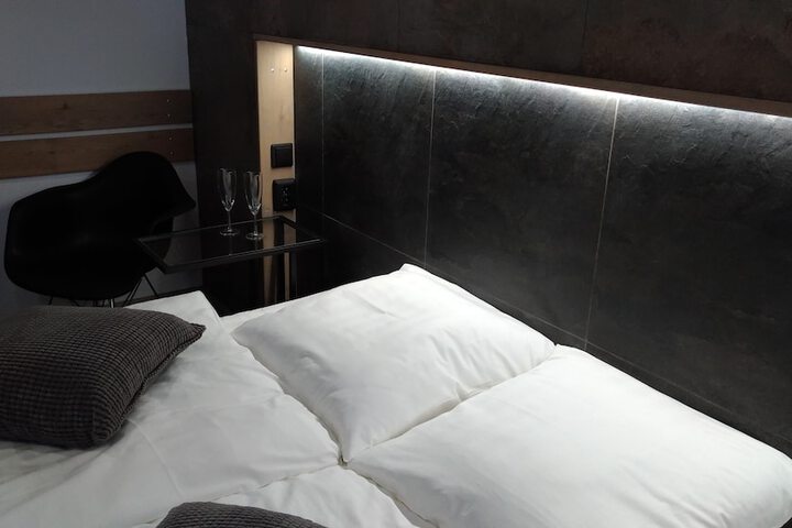 Room 12 of 38