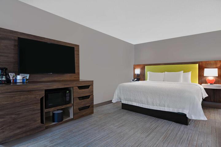1 King Bed Study with Sofa Bed (3 of 23)