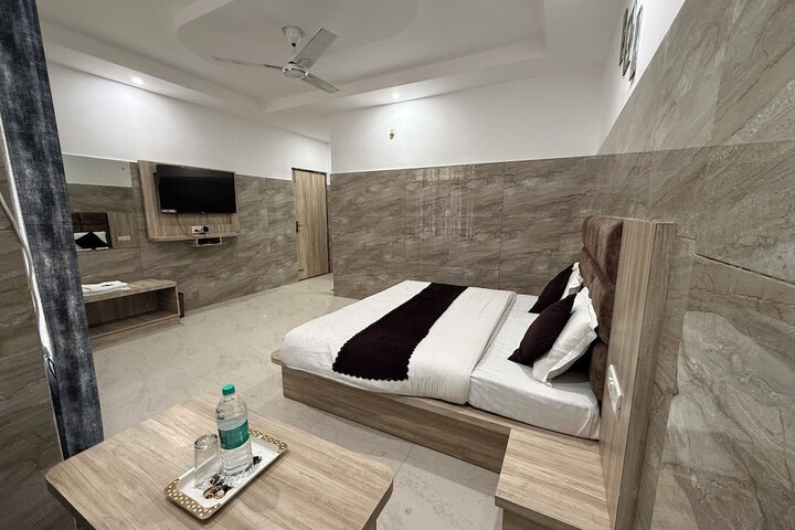 Room 11 of 29