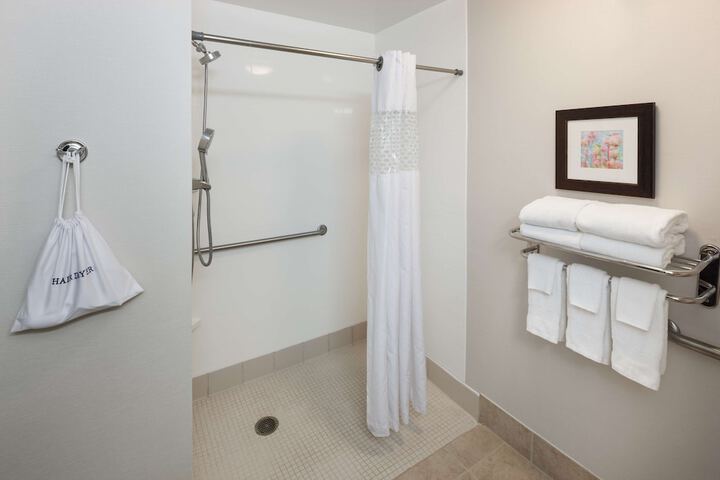 1 King Mobility Hearing Accessible with Tub (3 of 14)