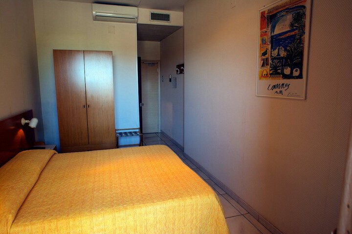 Room 2 of 10