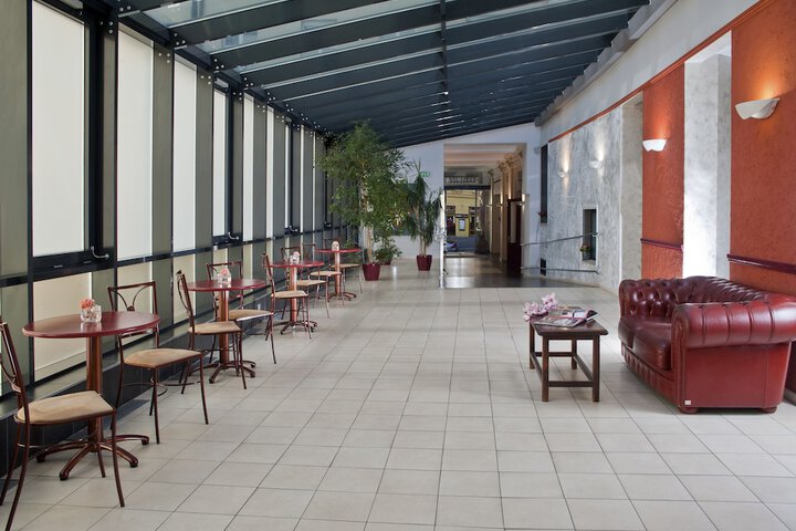 Entrance & Lobby