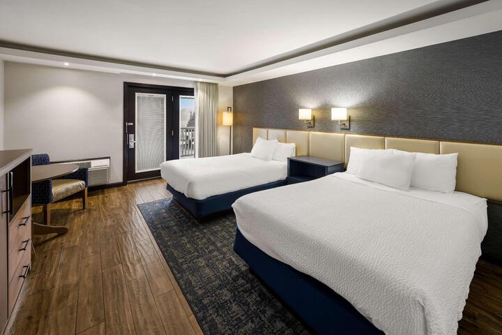 2 Double Beds (17 of 19)