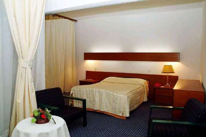 Room 7 of 25