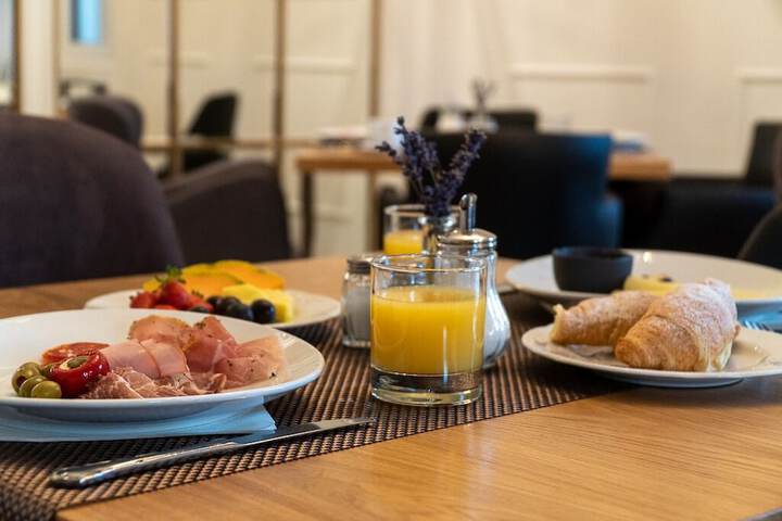 Breakfast/Coffee Service 32 of 37