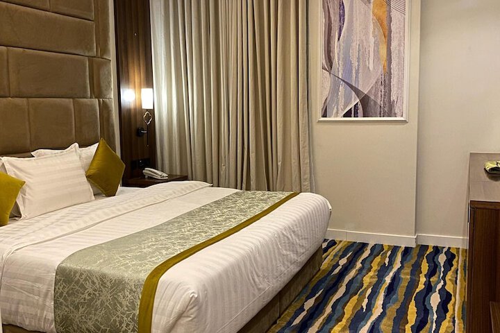 Room 5 of 8