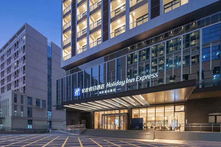 Photo of Holiday Inn Express Shenzhen Baolong Metro Station by IHG