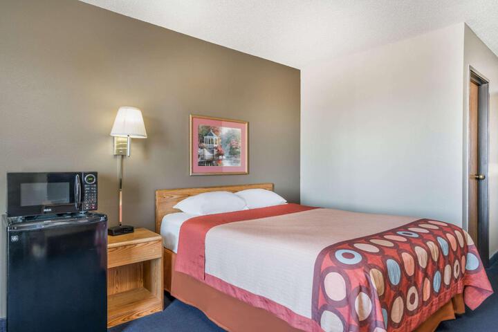 1 Queen Bed (3 of 18)