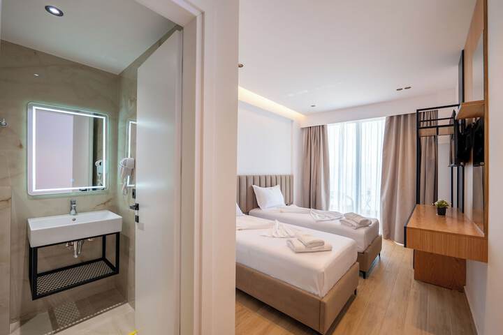 Room 33 of 69