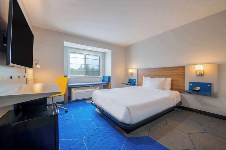 1 Queen Bed (12 of 14)