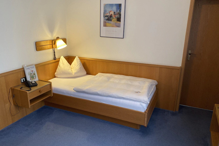 Room 8 of 10