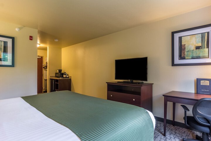 1 King Bed (2 of 8)