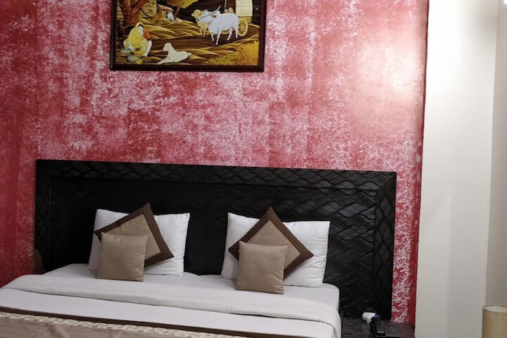 Room 6 of 12