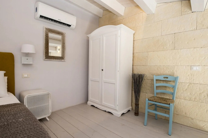 Room 4 of 15