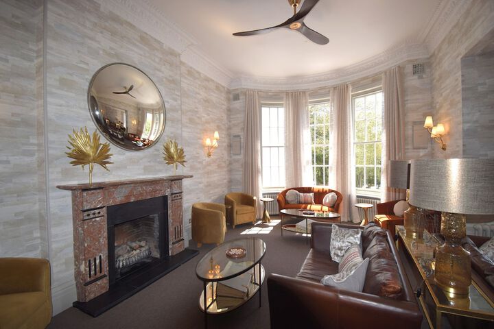 Lounge 102 of 112