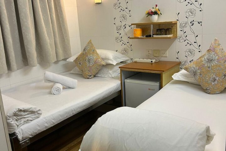 Room 9 of 16