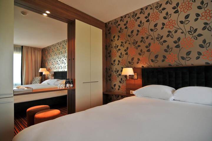 Room 16 of 46