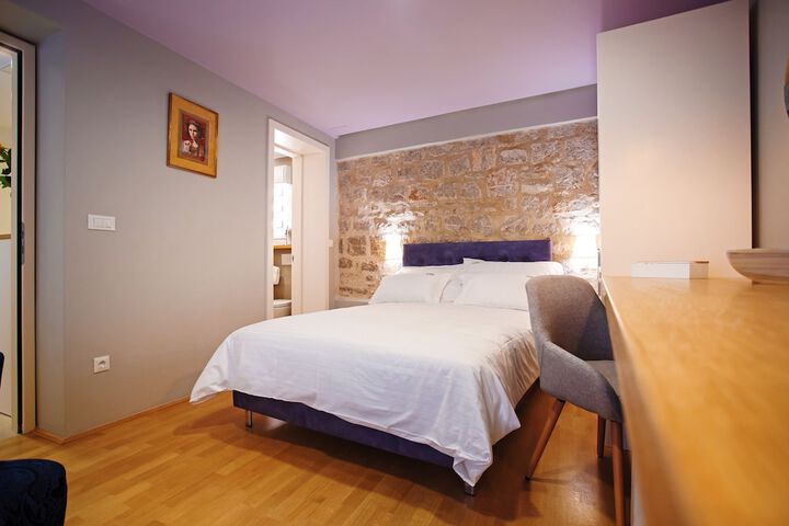 Room 9 of 37
