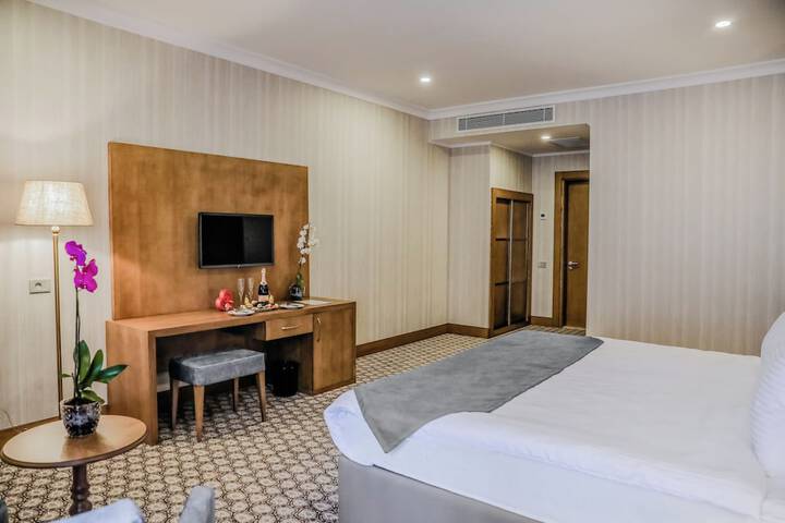 Room 11 of 24
