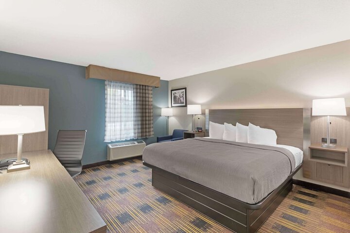 1 King Bed (2 of 14)