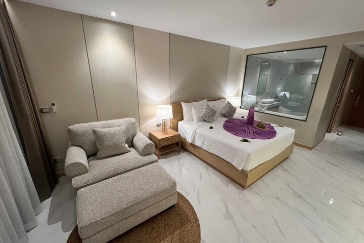 Room 12 of 165