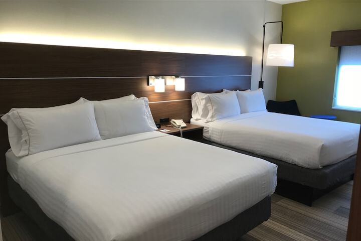2 Queen Beds (13 of 23)