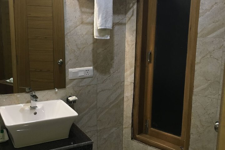 Room 32 of 70