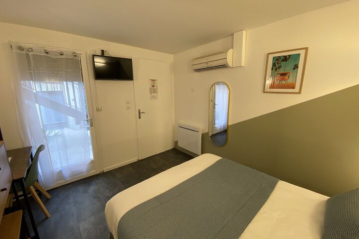 Room 2 of 76
