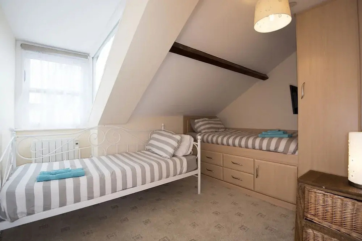 Room 4 of 18