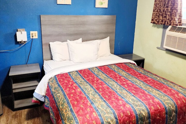 Single Room 1 Queen Bed (10 of 14)