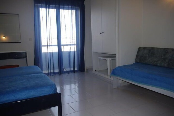 Room 27 of 38
