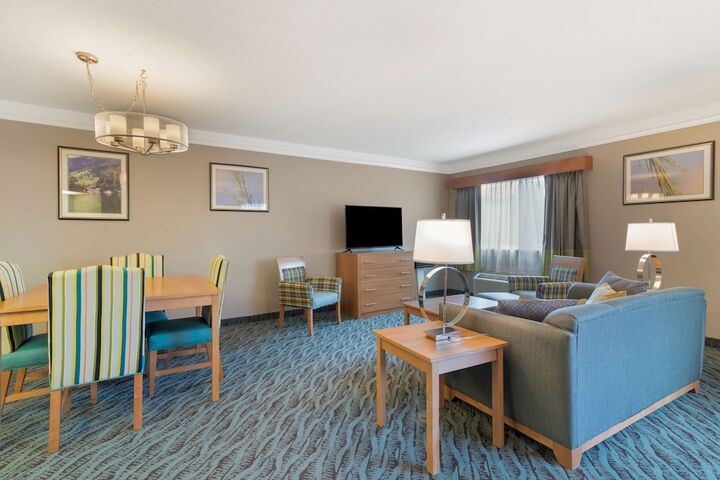 1 King Bed Business Plus Room, Microwave, Refrigerator Full Breakfast (31 of 36)