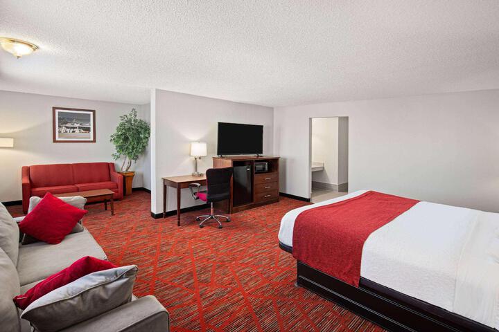 1 King Bed Accessible (7 of 21)