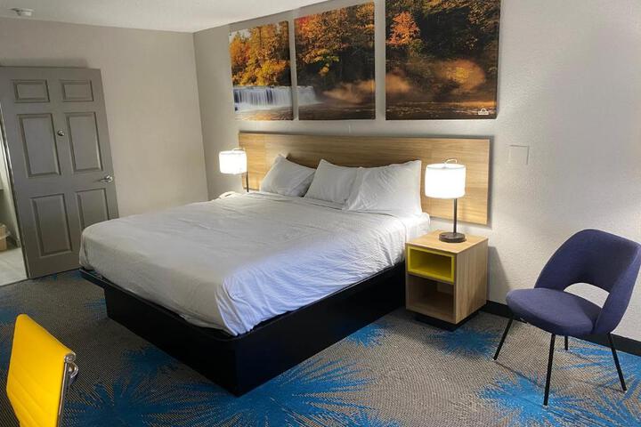 1 King Bed (2 of 13)