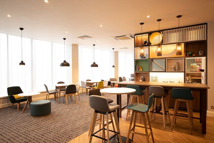 Lounge 144 of 210