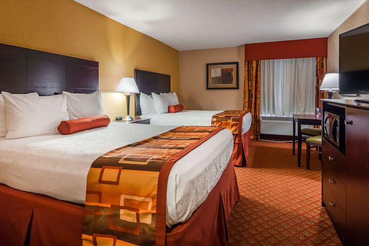 2 Queen Beds Microwave and Refrigerator WiFi Full Breakfast (2 of 3)