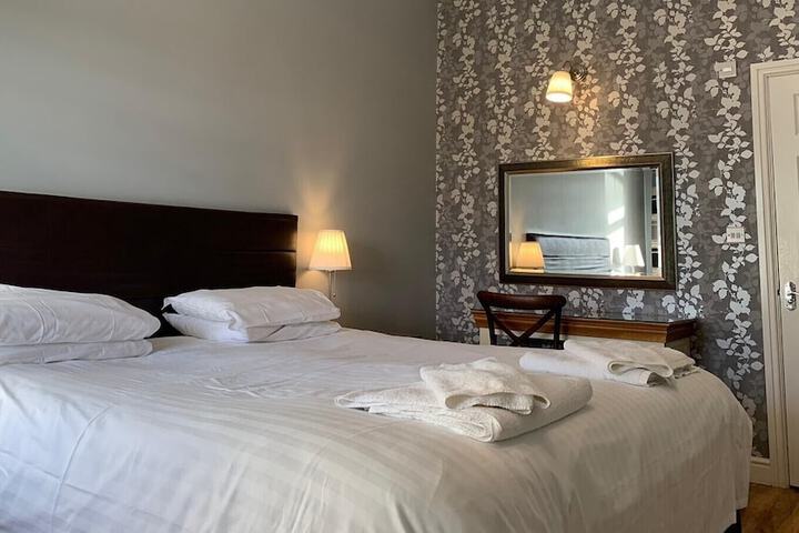 Room 5 of 77