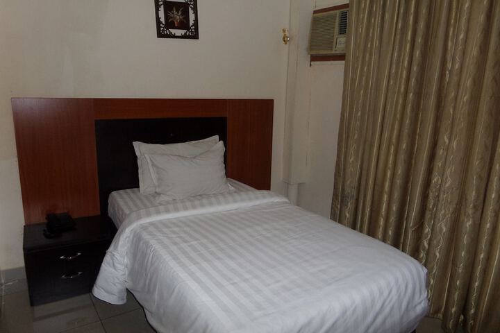 Room 12 of 23