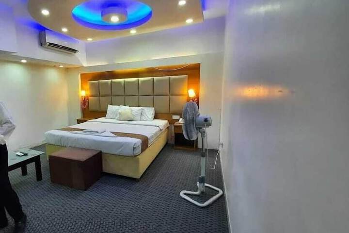 Room 17 of 34