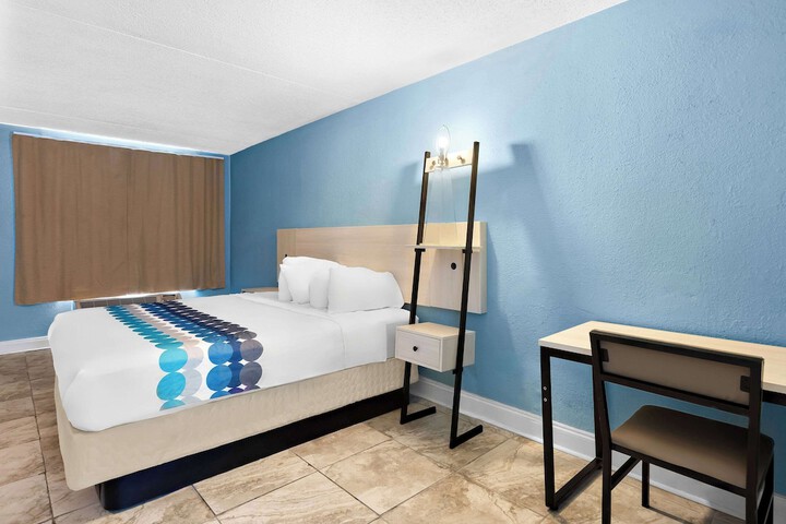 1 King Bed (3 of 8)
