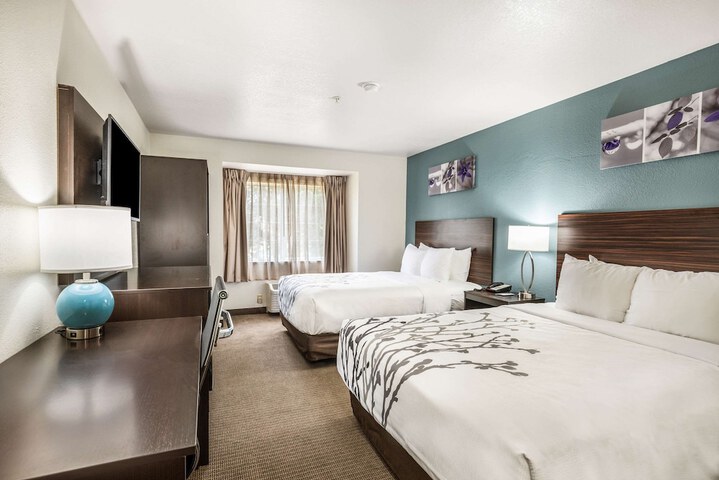 2 Queen Beds Accessible (43 of 50)