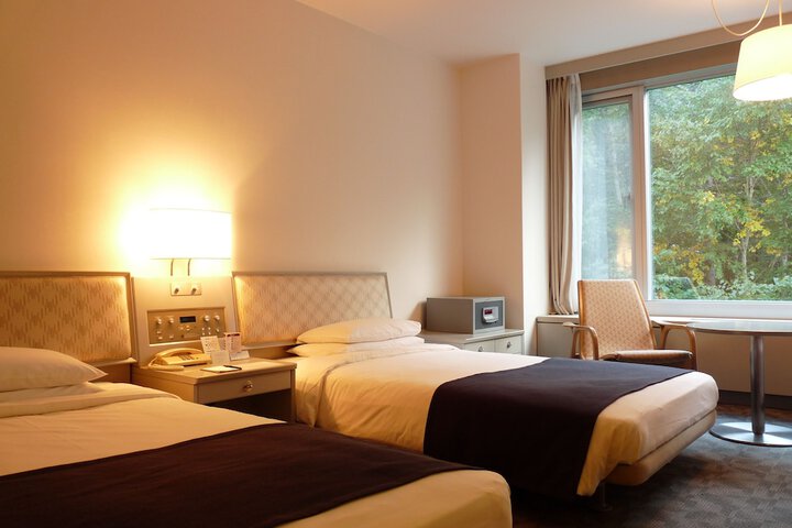 Room 3 of 173
