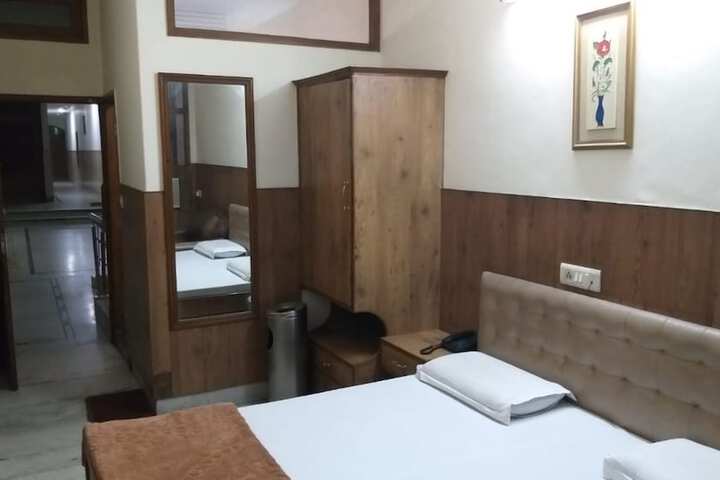 Room 7 of 14