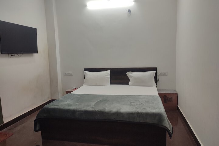 Room 5 of 12