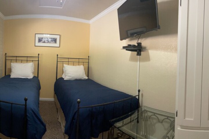 1 King Bed (5 of 19)