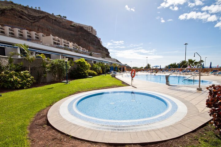 Hotel Pool
