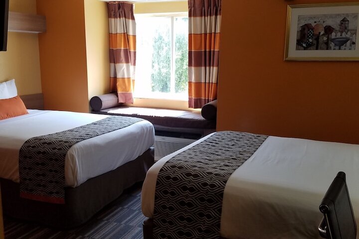1 Queen Bed (3 of 13)