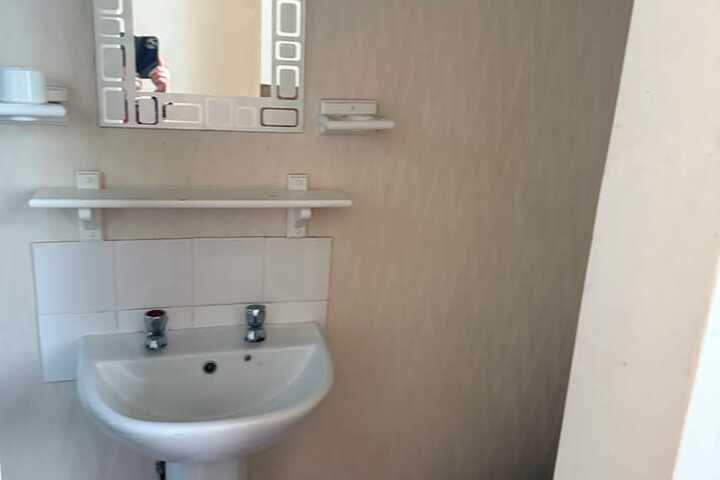 Room 32 of 43