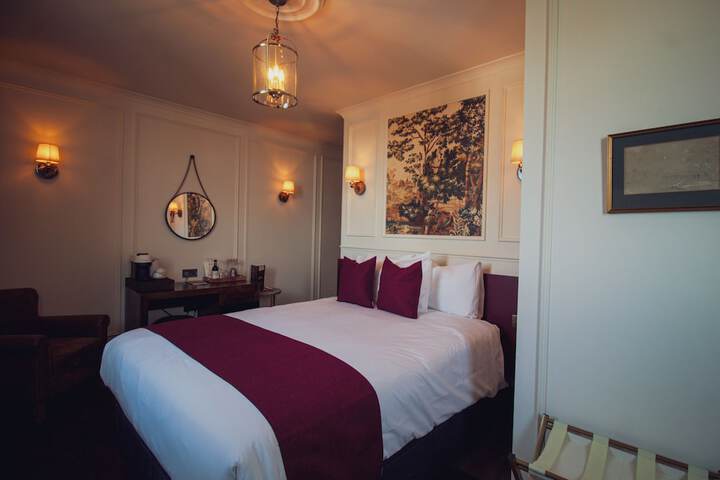 Room 6 of 16