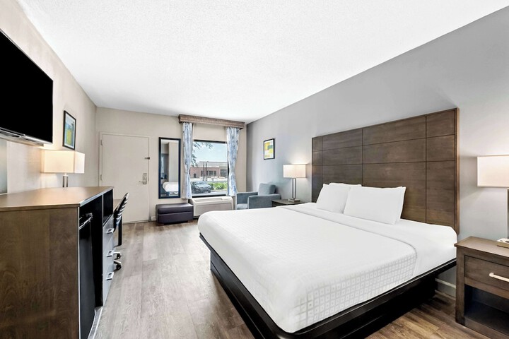 1 King Bed Pet Friendly Room, Microwave and Refrigerator WiFi Full Breakfast (2 of 4)